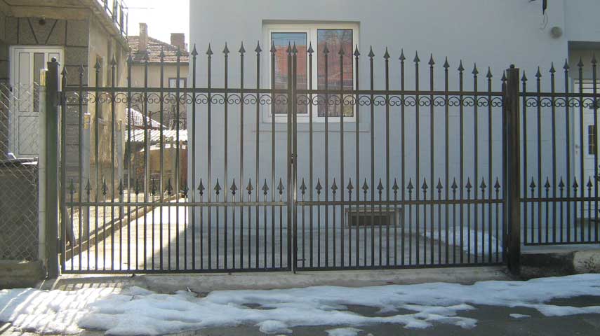 Врата и ограда на къща с ковани елементи и връхчета